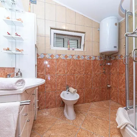 Amazing In Kastel Sucurac With Kitchen Kaštela