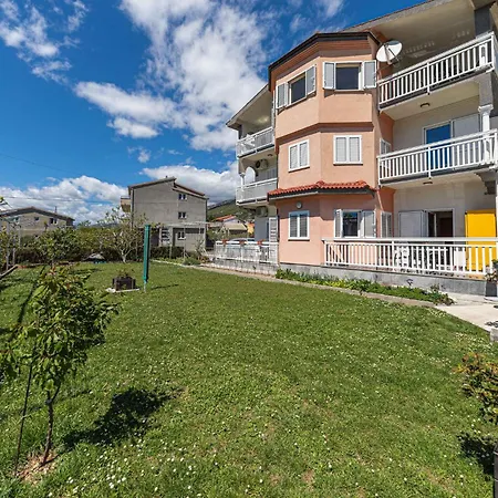 Amazing In Kastel Sucurac With Kitchen Appartamento